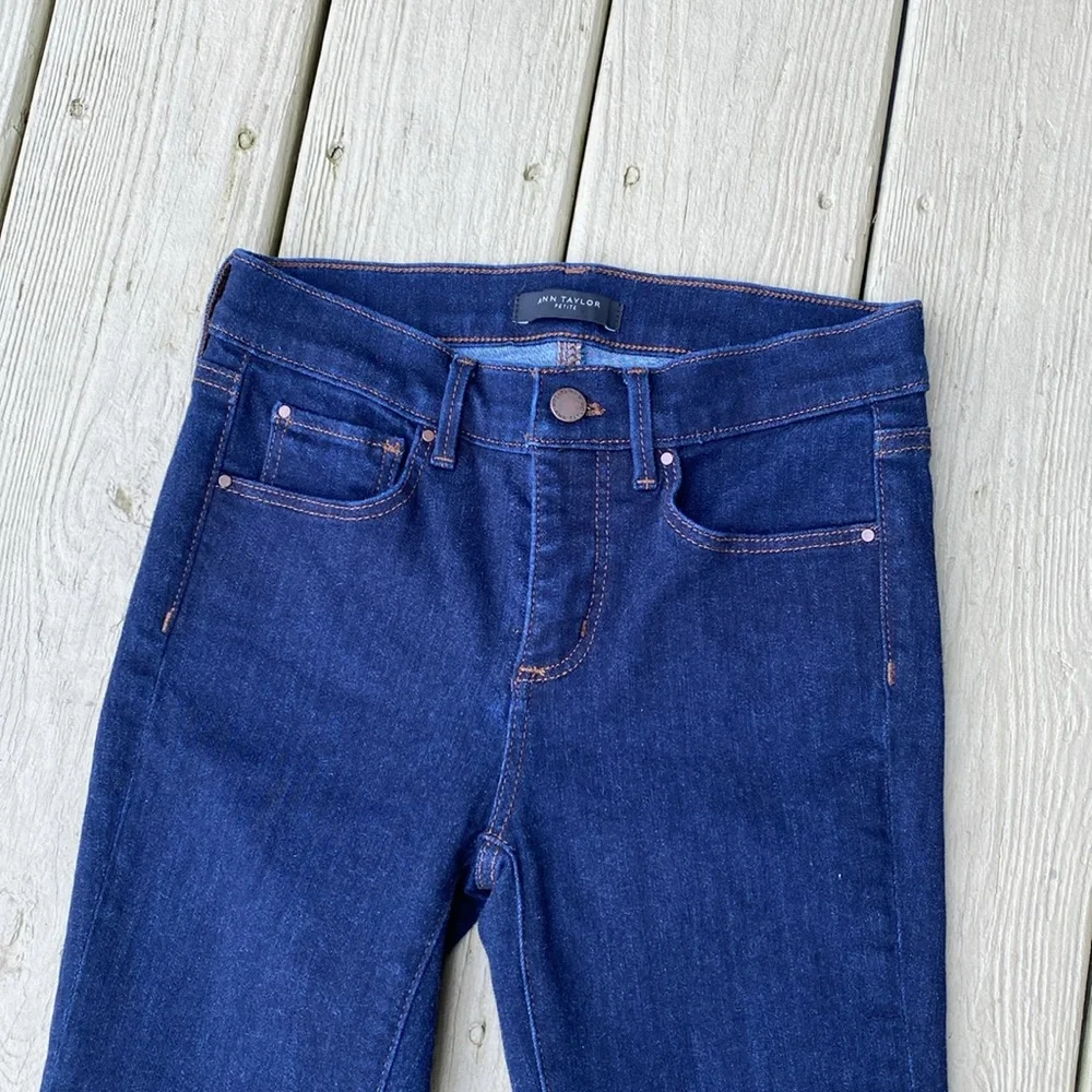Ann Taylor - Woman’s dark denim (the slim boot) low rise crop jeans, Size: 0P